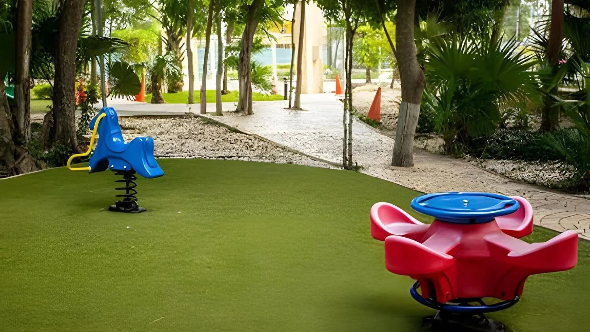 Exclusive Building 6 People 3 Cable Televisions 2 Swimming Pools Balcony, Villa Cancun Holiday home